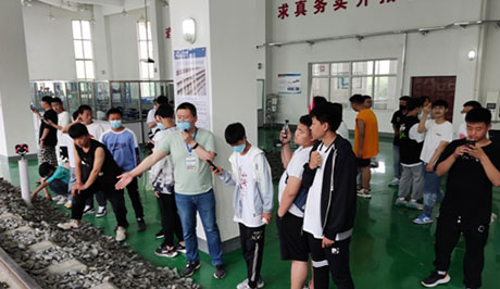 哈尔滨航运学校师生一行来我院参观学习