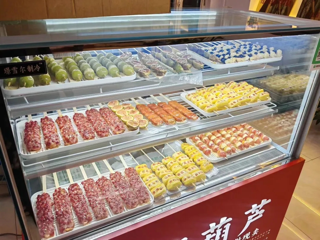 甜蜜暴击！爆火奶皮子糖葫芦随便选，老师们的快乐藏不住啦